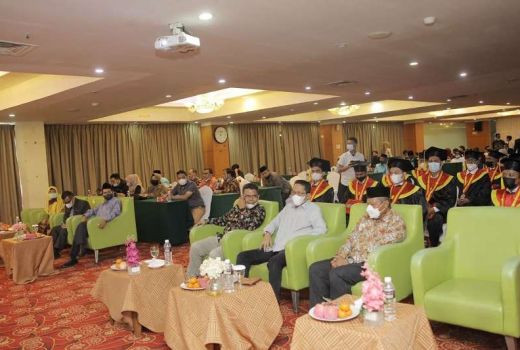 Wisuda STIKOM Muhammadiyah, Begini Pesan Amsakar untuk Alumni - GenPI.co KEPRI