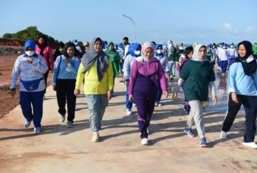 Ketika PKK dan Istri Prajurit TNI Jalan Bareng, Harmonis Bun! - GenPI.co KEPRI
