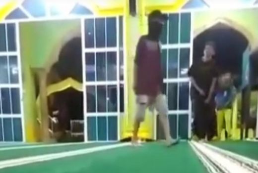 Dibangunkan Sahur, Pria di Batam Bawa Parang Datangi Masjid - GenPI.co KEPRI