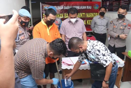 Polda Kepri Larutkan 136,56 Gram Sabu, Selamatkan 683 Jiwa - GenPI.co KEPRI