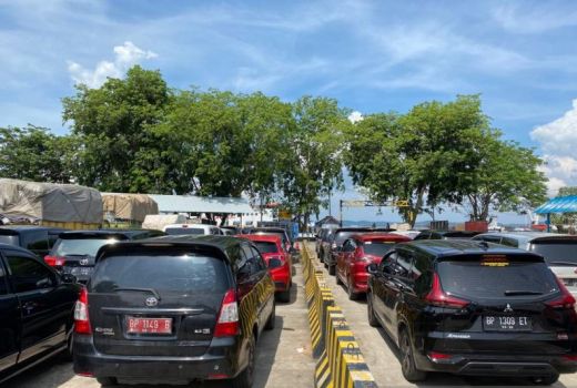 Waduh! Kendaraan Antre Berjam-jam di Pelabuhan Roro Tanjung Uban - GenPI.co KEPRI