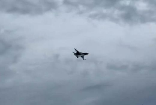 Dua Pesawat Tempur Terbang Rendah di Kawasan Batam, Ada Apa? - GenPI.co KEPRI