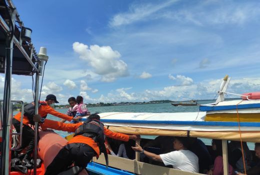 Pompong Bawa Wisatawan Mati Mesin di Tengah Laut, Basarnas Siaga! - GenPI.co KEPRI