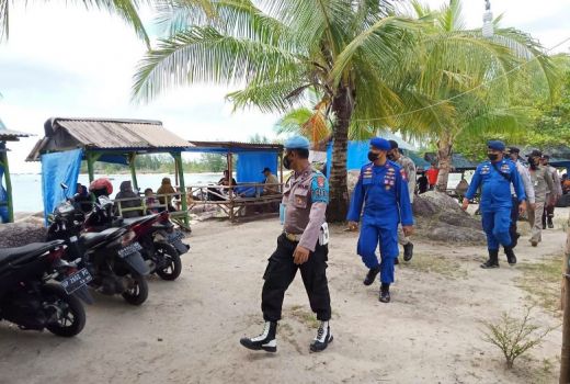 Polisi Jalan Kaki Keliling Pantai Trikora, dalam Rangka Apa? - GenPI.co KEPRI