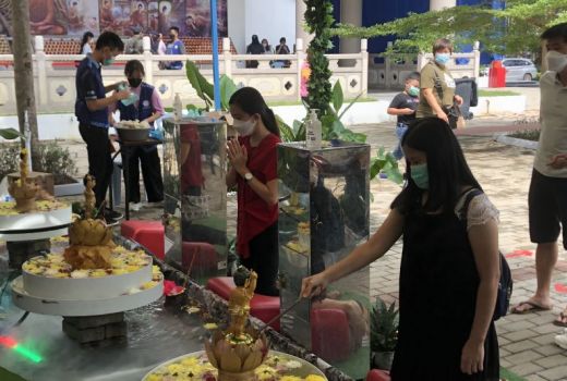 Waisak di Batam, Diisi dengan Kebaktian Pemandian Buddha Rupang - GenPI.co KEPRI