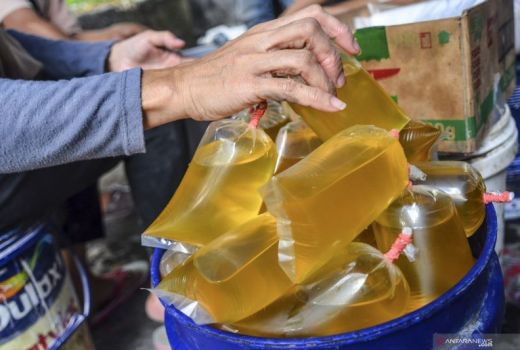 Minyak Goreng Curah Bersubsidi Dijual Lebih Mahal di Natuna - GenPI.co KEPRI