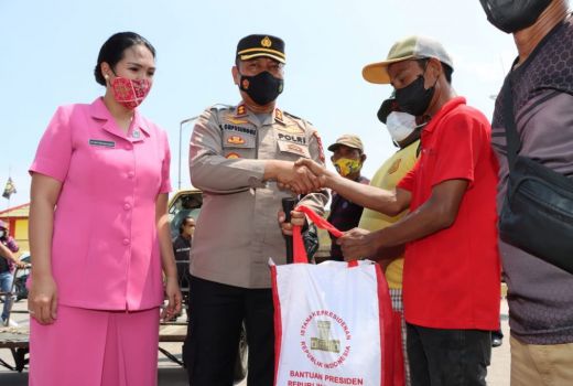 Kapolresta Tanjung Pinang Bagikan Titipan Presiden, Warga Bahagia - GenPI.co KEPRI