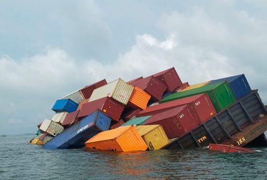 Kapal Tongkang Pengangkut Kontainer Nyaris Tenggelam di Karimun - GenPI.co KEPRI