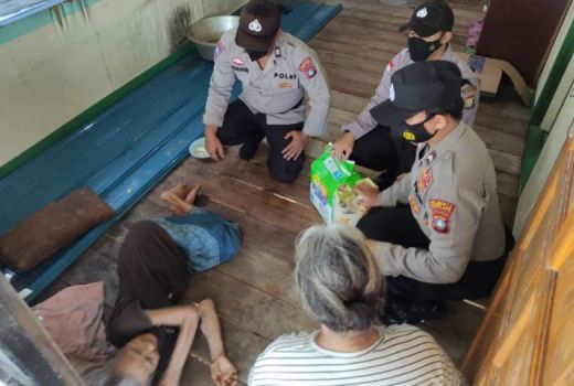Kapolsek Belakang Padang Datangi Warga Lumpuh, Tujuannya Mulia - GenPI.co KEPRI