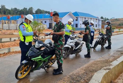 Anggota Lanud Hang Nadim Diperiksa Sebelum Masuk Kawasan Bandara - GenPI.co KEPRI