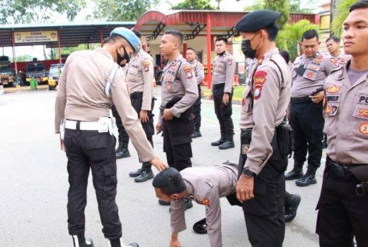 Personel Polresta Barelang Dites Urine hingga Pemeriksaan Senpi - GenPI.co KEPRI