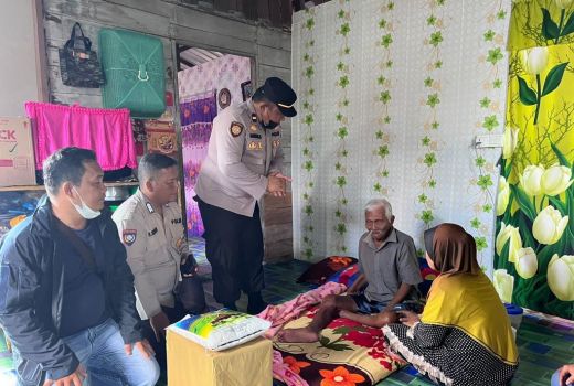 Kapolsek Bulang Datangi Penderita Stroke, yang Dibawa Bikin Happy - GenPI.co KEPRI