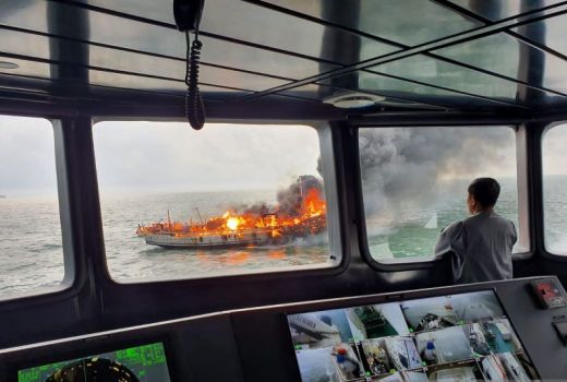 Kapal Barang Kelontong Terbakar di Karimun, Satu Orang Meninggal - GenPI.co KEPRI