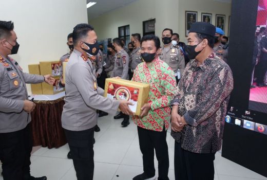 Hari Bhayangkara, 8.770 Paket Sembako Didistribusikan di Kepri - GenPI.co KEPRI