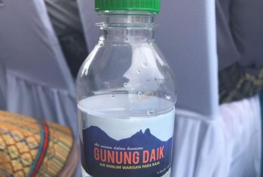 BUMD Kepri Resmi Jadi Distributor Air Gunung Daik - GenPI.co KEPRI