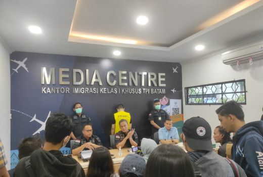 Imigrasi Batam Deportasi 1 WNA China, Alasannya Jelas - GenPI.co KEPRI
