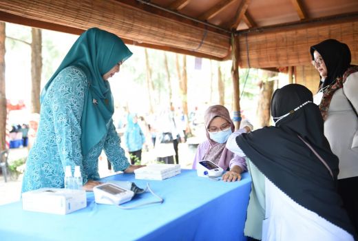 Harganas 2022, 100 Lansia di Kepri dapat Bingkisan - GenPI.co KEPRI