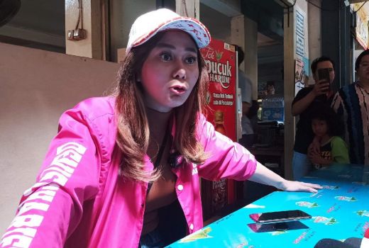 Medina Zein Ditahan, Denise Chariesta Kirim Papan Bunga - GenPI.co KEPRI