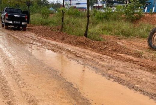 Pengusaha Mengadu Soal Jalan Hang Kesturi, Akibatnya Fatal - GenPI.co KEPRI