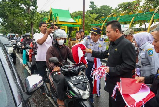 Gubernur Ansar Turun ke Jalan Bagikan Bendera, Gratis! - GenPI.co KEPRI