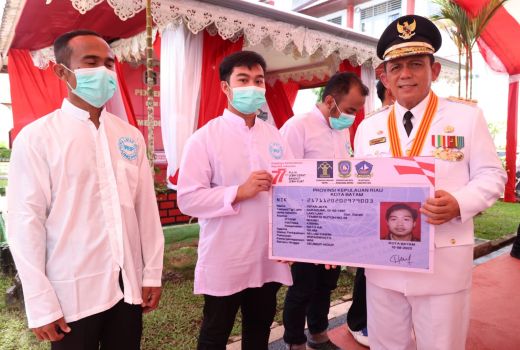 Gubernur Ansar Serahkan Remisi dan e-KTP untuk Warga Binaan - GenPI.co KEPRI