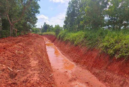 Warga Tanjungpinang Mengeluh, Jalan Perumahan Digenangi Lumpur Merah - GenPI.co KEPRI
