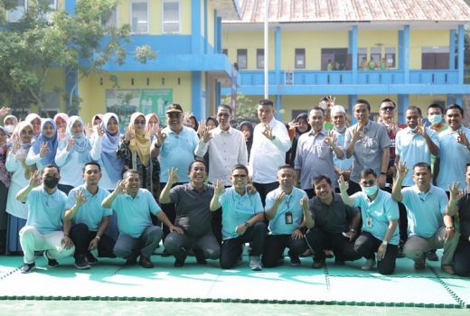 Para Guru SMKN 3 Batam Bikin Buku Pantun, Wawako Bangga - GenPI.co KEPRI
