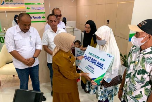 BP Jamsostek Serahkan Santunan Kematian untuk Ahli Waris - GenPI.co KEPRI