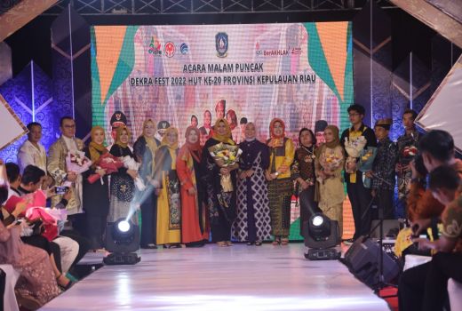 8 Desainer Tampilkan Karya dalam Fashion Show Wastra Kepri - GenPI.co KEPRI