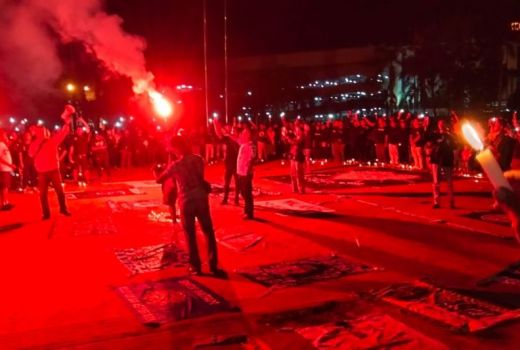1.000 Lilin untuk Tragedi Kanjuruhan, Suporter Bola Batam Berduka - GenPI.co KEPRI