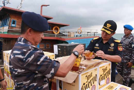 Bea Cukai dan Lantamal IV Tangkap Kapal Kayu, Isinya Bernilai Miliaran - GenPI.co KEPRI