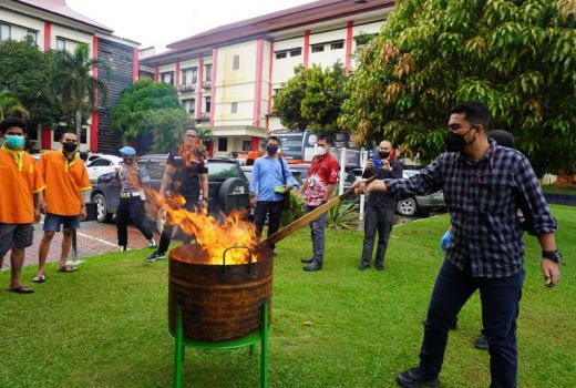 Ditresnarkoba Polda Kepri Musnahkan Ganja dari 2 Tersangka - GenPI.co KEPRI