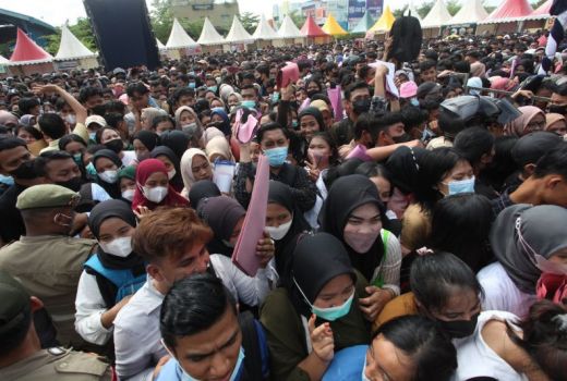 Ribuan Orang Berdesakan di Job Fair Batam, Kegiatan Dievaluasi - GenPI.co KEPRI