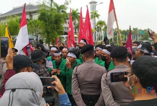Demo Mahasiswa di Batam Diwarnai Bentrok dengan Polisi - GenPI.co KEPRI
