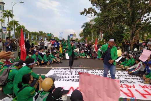 Demo Mahasiswa di Batam, Tak Berhasil Ketemu Ketua DPRD - GenPI.co KEPRI