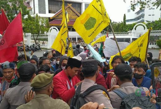 Kelompok Cipayung Plus Batam Demo, Kecewa Tak Ketemu Pejabat - GenPI.co KEPRI