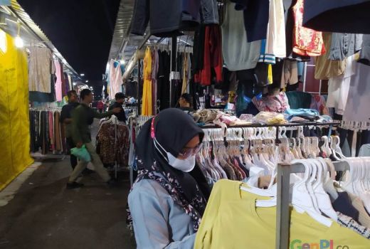 Jelang Lebaran Warga Batam Berburu Pakaian Bekas - GenPI.co KEPRI