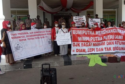Nasabah AJB Bumiputera Demo di DPRD Batam, Apa Tuntutannya? - GenPI.co KEPRI