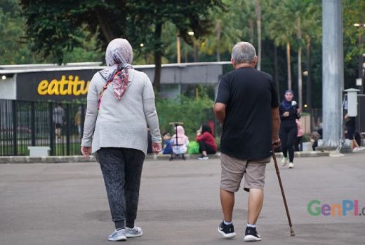 Durasi Mandi Ideal Bagi Lansia, Jangan Kelamaan, Bahaya! - GenPI.co KEPRI