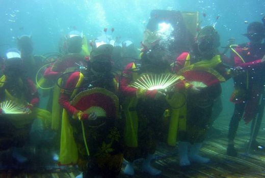 Ketika Tarian Gandrung Banyuwangi Pentas di Dasar Laut - GenPI.co
