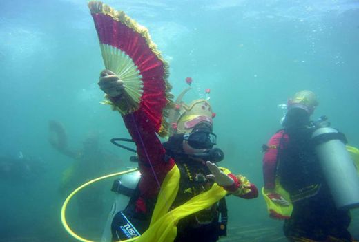 Aksi Tari Gandrung dalam Air Membuat Takjub Wisatawan - GenPI.co