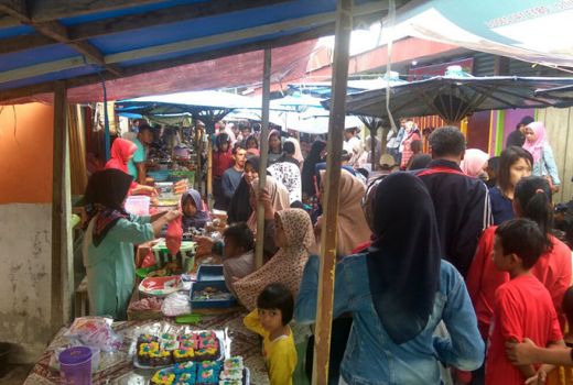 Ramainya Pasar Pabukoan Batusangkar - GenPI.co