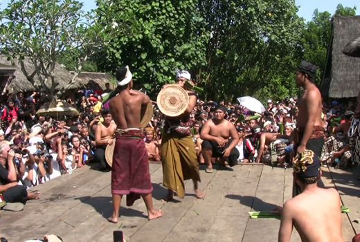 Pawai Budaya Membuka Tenganan Pegringsingan Festival 2018 - GenPI.co