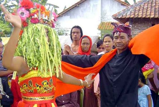 Menpar Borong 100 Kembang Dermo di Seblang Olehsari - GenPI.co