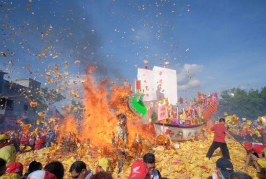 Puncak Festival Bakar Tongkang Padat Wisatawan - GenPI.co