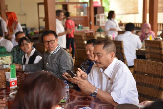 Menpar Arief Yahya Ikut Jagongan di Pasar Kakilangit - GenPI.co