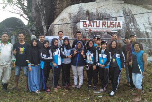 Bersih-bersih di Batu Rusia - GenPI.co