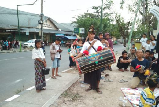 Turun ke Jalan, Sanggar Seni ini Bantu Korban Gempa - GenPI.co