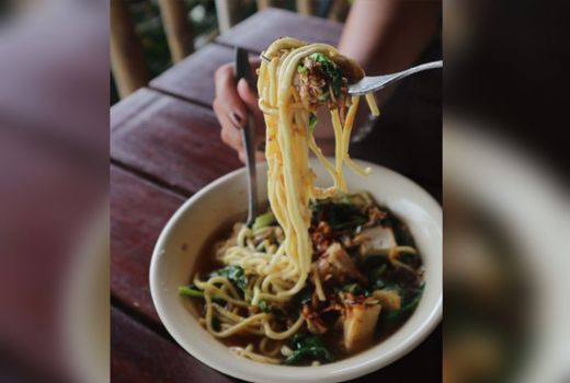 Berkunjung Ke Manado? Wajib Cobain Mie Cakalang Ya Guys! - GenPI.co