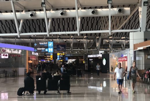 Transit di Bandara Sultan Hasanuddin Makassar Seru loh guys! - GenPI.co